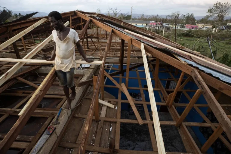 طائرات محملة بالمساعدات تصل إلى جامايكا بعد مرور إعصار «ميليسا»