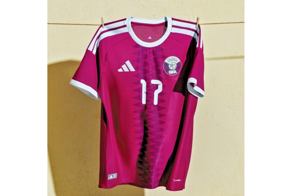 "أديداس" تكشف عن قميص العنابي