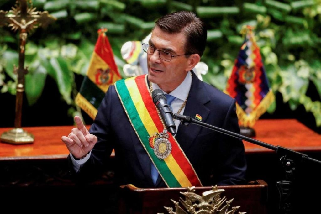  رئيس بوليفيا الجديد يؤدي اليمين الدستورية ويتعهد بإخراج بلاده من عزلتها