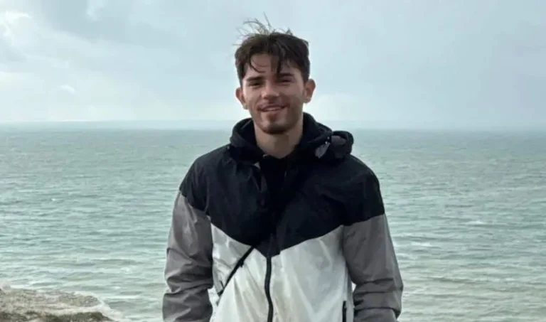 لقاء بالصدفة في متجر يجمع بريطانياً بوالده التركي بعد 20 عاماً