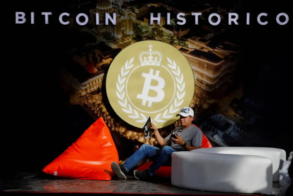 خسائر «البتكوين» تتجاوز 30 %… السعر يتراجع إلى 93714 دولاراً