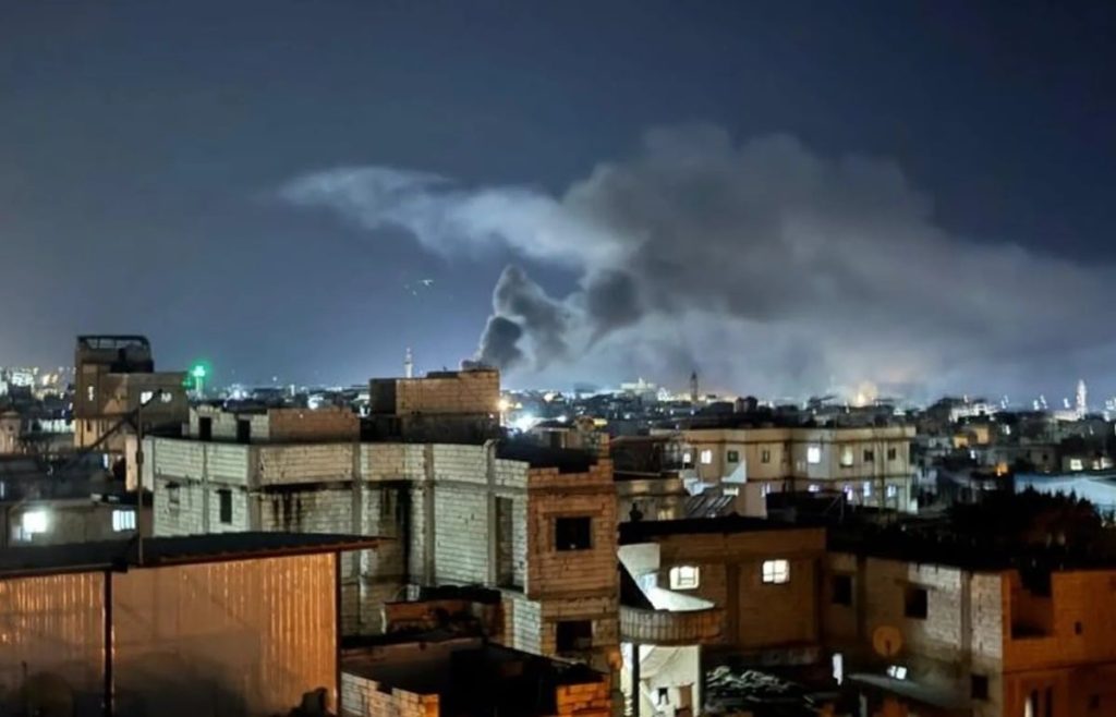  مقتل 13 شخصا في غارة إسرائيلية على مدينة صيدا جنوبي لبنان