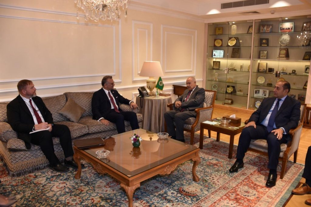  أمين عام الجامعة العربية يبحث مع كبير مستشاري الرئيس الأمريكي الأوضاع بالسودان وليبيا