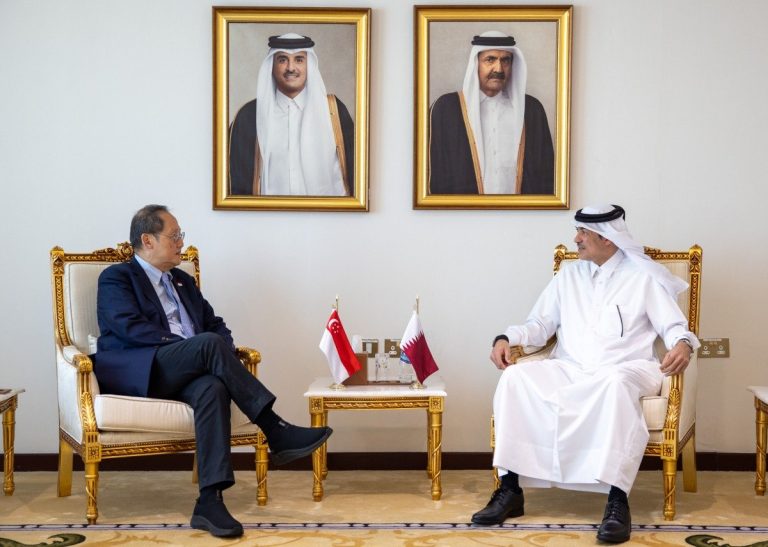  وزير الدولة لشؤون التجارة الخارجية يجتمع مع وزير القوى العاملة والوزير المسؤول للطاقة والعلوم والتكنولوجيا بسنغافورة 