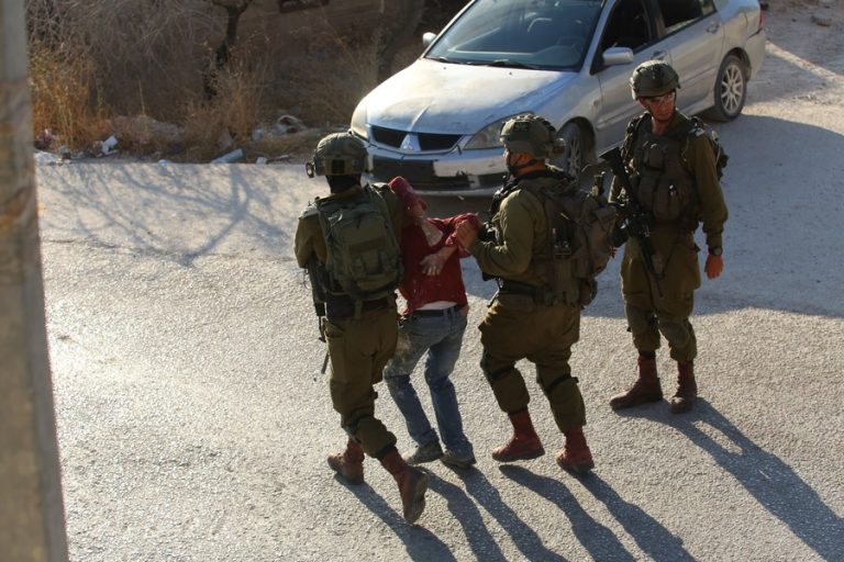  قوات الاحتلال تحتجز شابة فلسطينية وتعتقل طفلاً في الضفة الغربية