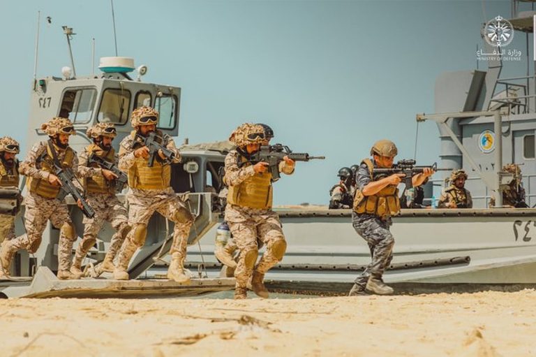 انطلاق مناورات «الموج الأحمر 8» في الأسطول الغربي