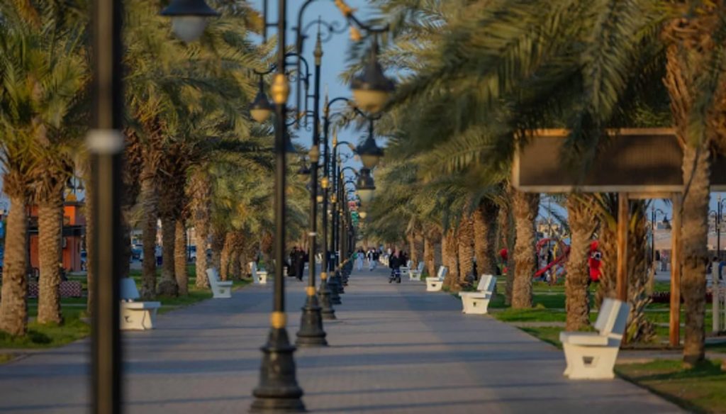 حدائق عرعر تستقبل الزوار مع اعتدال الأجواء وزراعة أكثر من 36 ألف شجرة