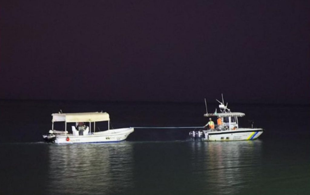 حرس الحدود بالمدينة المنورة ينقذ مواطنًا تعطلت واسطته البحرية في عرض البحر