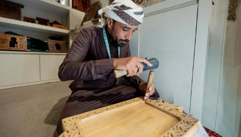 عاطف السعدي.. فنان تشكيلي يحفر الخشب ويعلّق أعماله في الأمم المتحدة