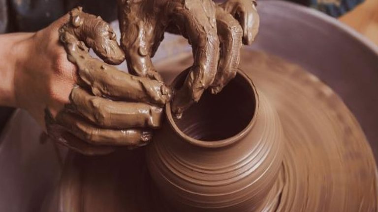 “الصلصال الحراري”.. مبادرة لتعزيز الحرف اليدوية وتمكين المرأة في وادي الدواسر