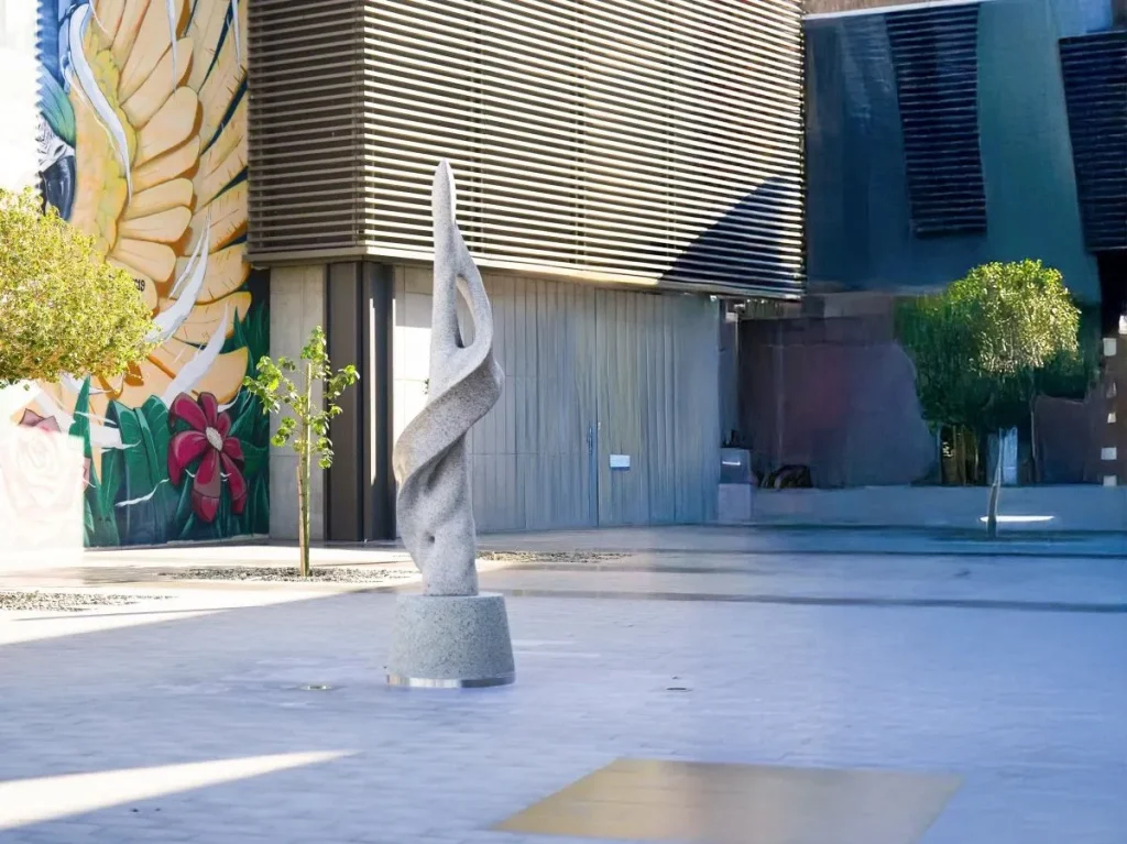 14 منحوتة لفنانين من دول العالم تزين مواقع في الرياض