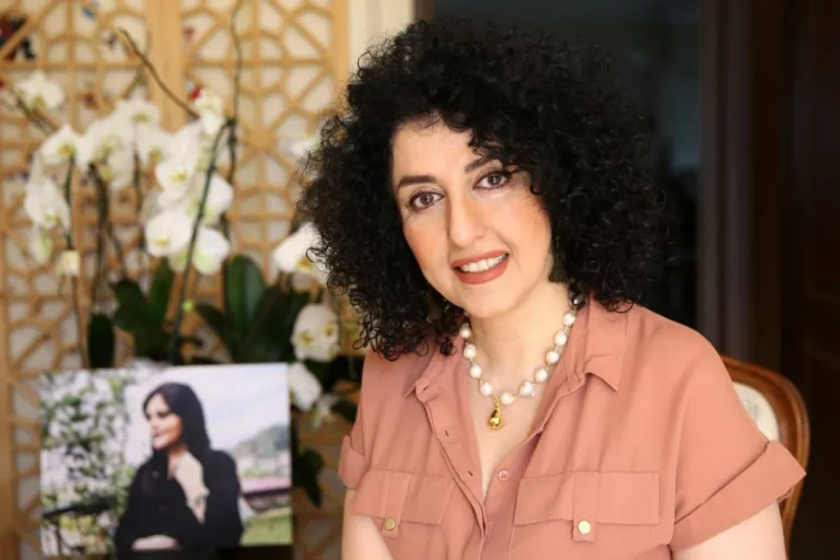 أسرة الإيرانية نرجس محمدي: نُقلت للمستشفى مرتين بعد تعرضها للعنف خلال اعتقالها