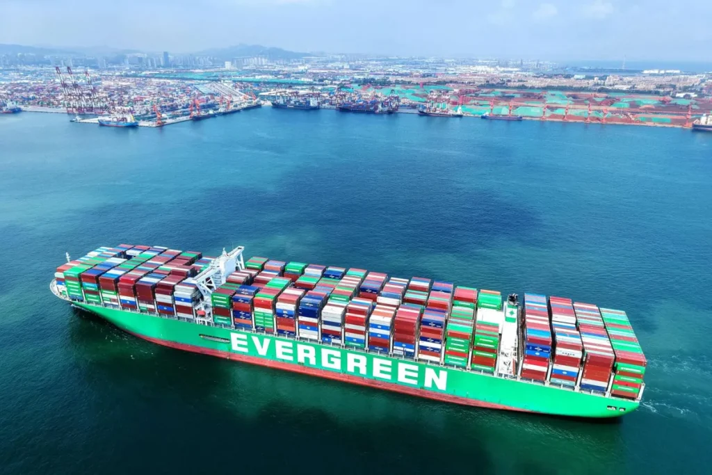 «صحيفة»: قوات أميركية داهمت سفينة في طريقها من الصين إلى إيران