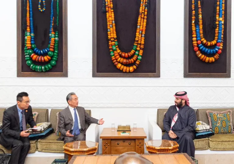 ولي العهد السعودي يستقبل وزير الخارجية الصيني