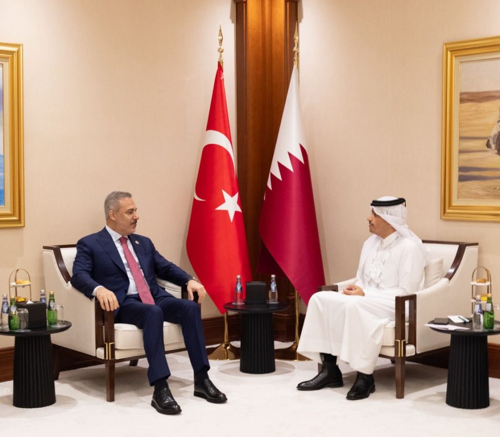  رئيس مجلس الوزراء وزير الخارجية يستقبل مسؤولين على هامش منتدى الدوحة