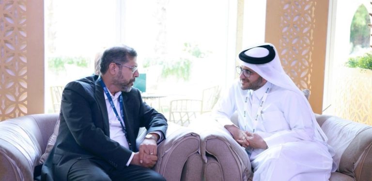 مستشار رئيس مجلس الوزراء المتحدث الرسمي لوزارة الخارجية يجتمع مع نائب وزير الخارجية الإيراني