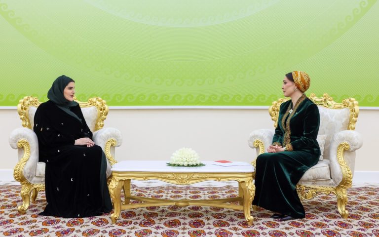 مريم المسند تجتمع مع مسؤولة في صندوق "قربانقلي بردي محمدوف" الخيري في تركمانستان