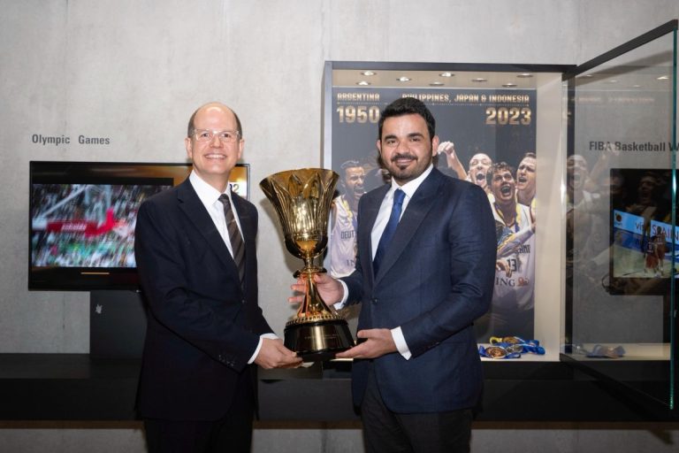  رئيس اللجنة الأولمبية القطرية يلتقي الأمين العام للاتحاد الدولي لكرة السلة