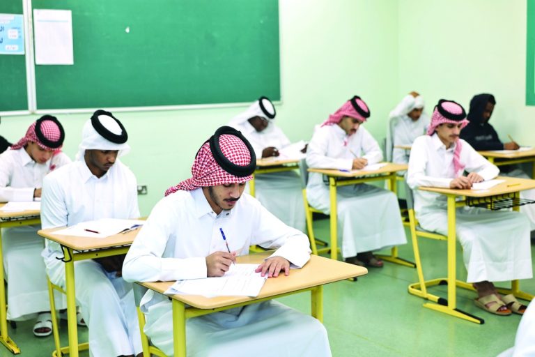  «إنجليزية الثانوية» سهلة ومتوافقة مع نماذج الاختبارات