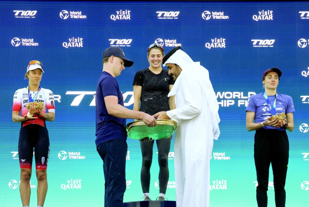  الشيخ جوعان يتوج الفائزين ببطولة العالم للترايثلون T100