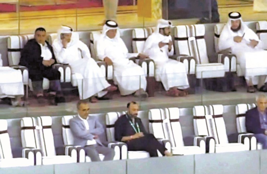 السكيتيوي مدرب المنتخب المغربي تابع مباراة الإمارات والجزائر