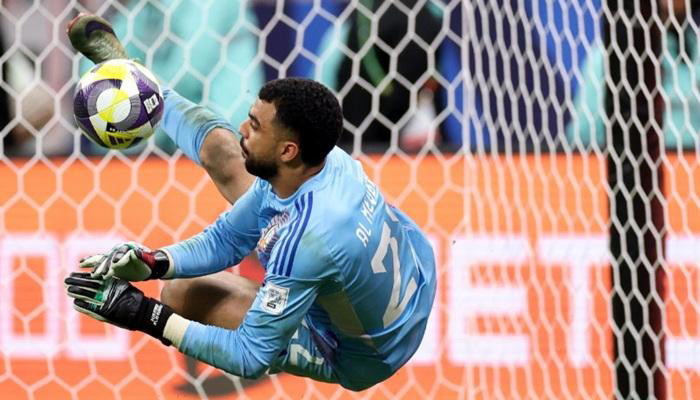 لقطة حاسمة.. هكذا أفسد حارس مرمى الإمارات خدعة "الزجاجة" أمام الجزائر