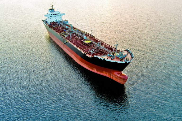 النفط يسجل خسارة أسبوعية وسط مخاوف