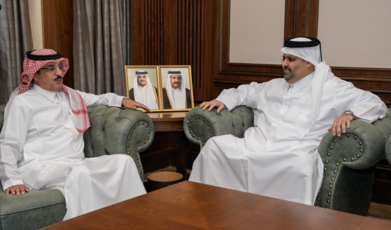الرئيس التنفيذي للمؤسسة القطرية للإعلام يجتمع مع مدير عام جهاز إذاعة وتلفزيون الخليج
