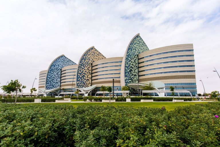  سدرة للطب ينجح في إجراء أول عملية زراعة للخلايا الجذعية الخيفية للأطفال في قطر