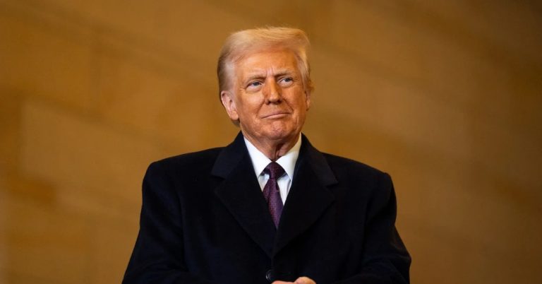 الرئيس الأمريكي يؤكد إجراء اتصال مثمر مع بوتين قبل لقاء زيلينسكي