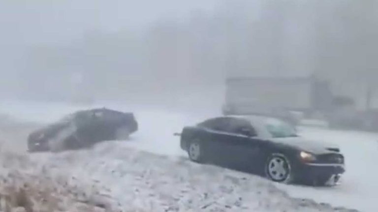 عواصف ثلجية تتسبب بانقطاع الكهرباء في ولاية أمريكية وإغلاق مطار دولي