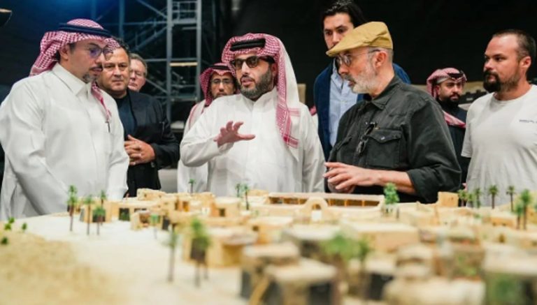 رئيس هيئة الترفيه يزور أستديوهات الحصن والقدية لمتابعة تحضيرات فيلم خالد بن الوليد