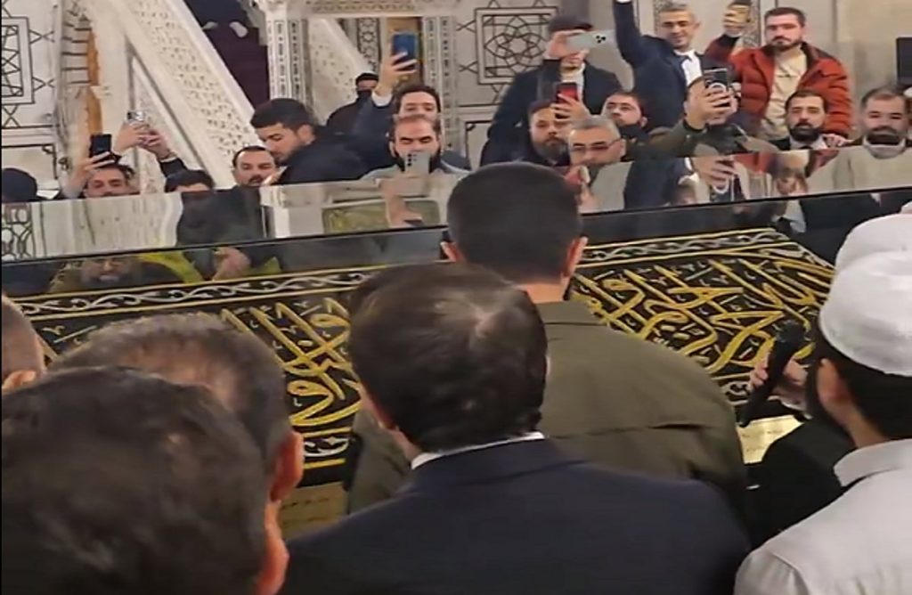 هدية من ولي العهد.. الرئيس السوري يضع قطعة من كسوة الكعبة في المسجد الأموي