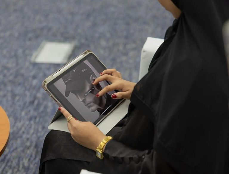 طالبة بجامعة الحدود الشمالية تبتكر قبعة ذكية لمراقبة وظائف الدماغ