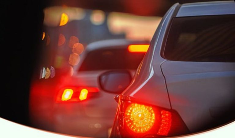 المرور يكشف الحالات التي تتطلب تخفيف السرعة أو إيقاف المركبة