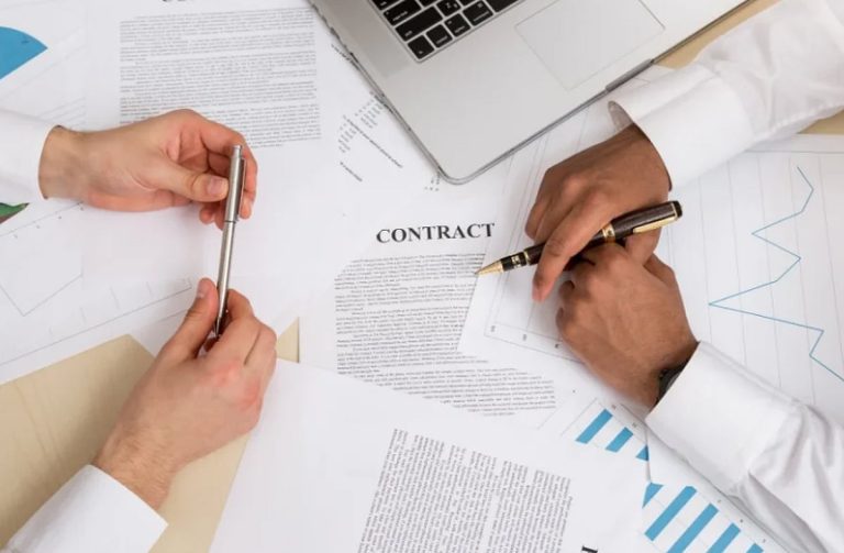 محام: عدم قراءة العقود قبل توقيعها ليس عذرًا قانونيًا