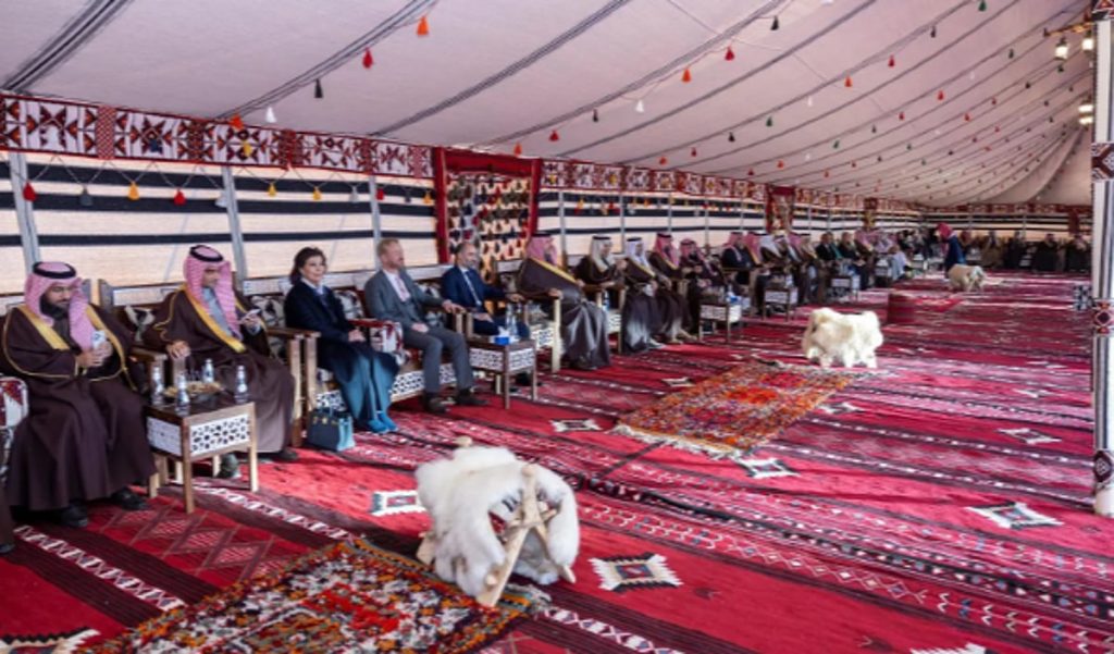 أمير الحدود الشمالية يكرّم ضيوف منتدى الاستثمار بفعاليةٍ تراثية تجسّد هوية المنطقة