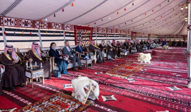 أمير الحدود الشمالية يكرّم ضيوف منتدى الاستثمار بفعاليةٍ تراثية تجسّد هوية المنطقة