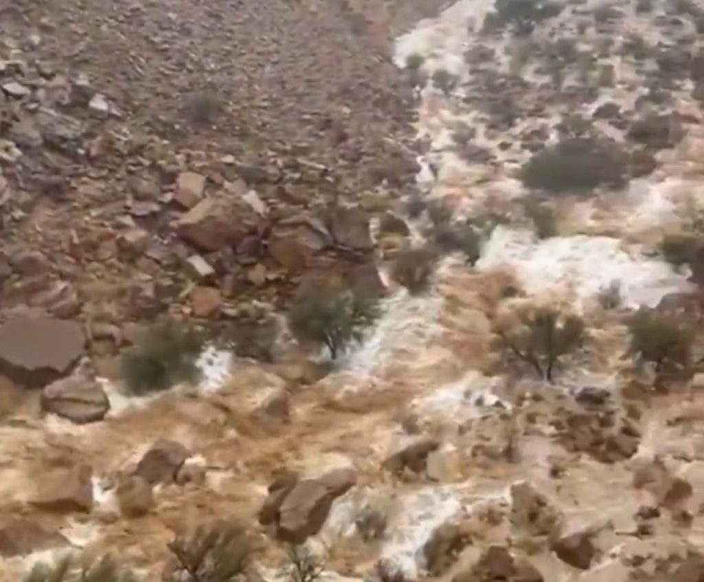 جريان قوي لشلالات الداهنة بين المجمعة وشقراء في الرياض