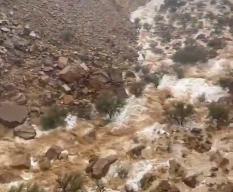 جريان قوي لشلالات الداهنة بين المجمعة وشقراء في الرياض