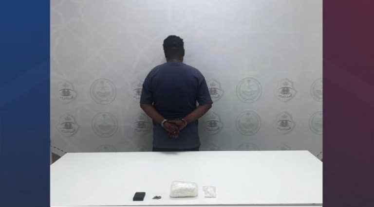 «أمن الطرق» يقبض على شخص لترويجه الحشيش والميثامفيتامين بمكة المكرمة