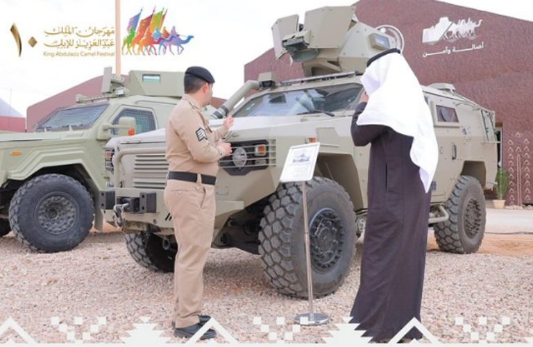 حرس الحدود يستعرض مدرعة (الدهناء) ضمن معرض واحة الأمن