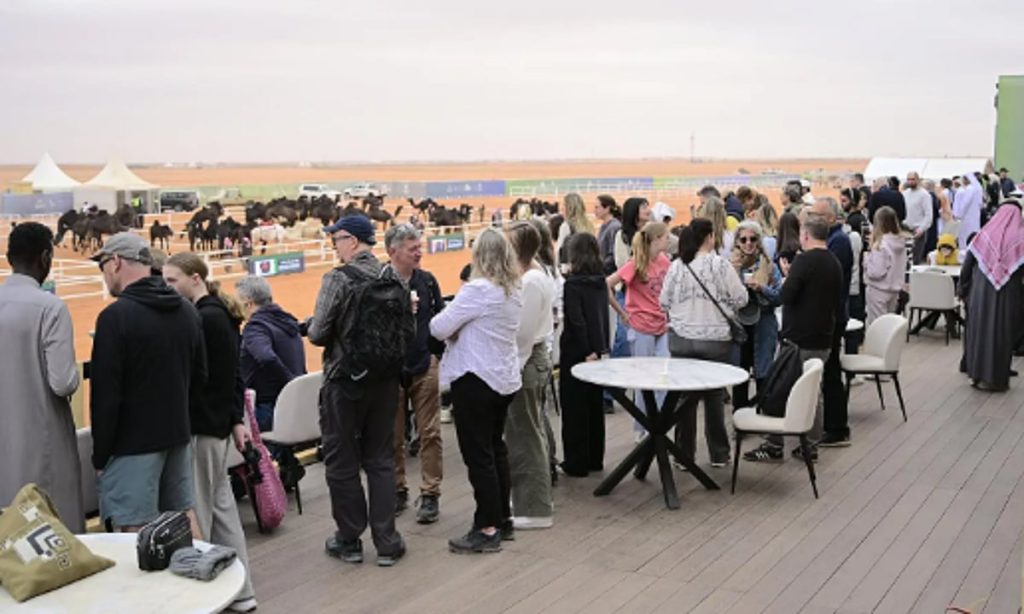 مهرجان الملك عبدالعزيز للإبل يستقطب الزوار من مختلف دول العالم