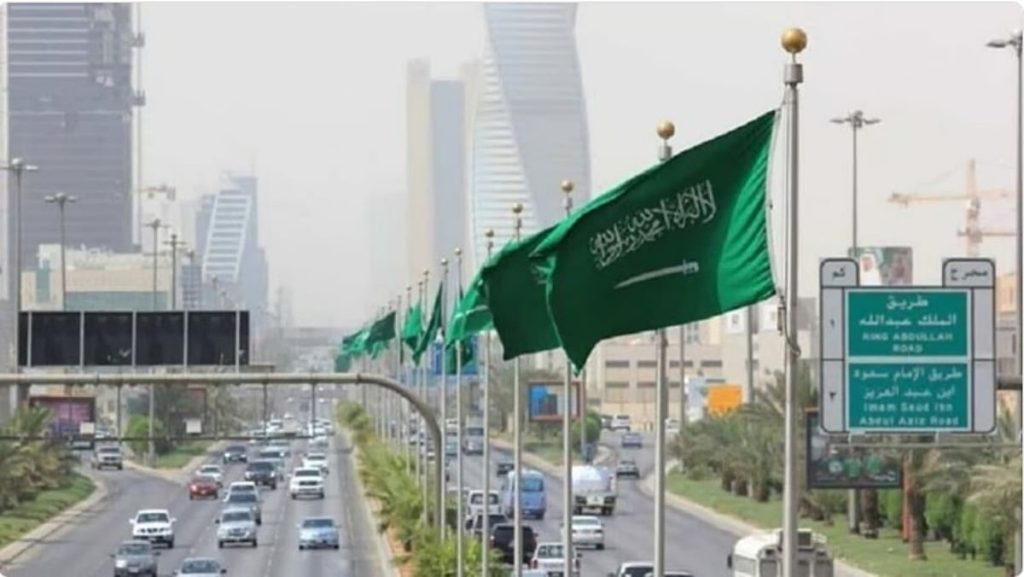 رياح نشطة مثيرة للأتربة والغبار وسحب رعدية على عدة مناطق