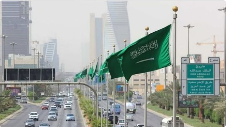 رياح نشطة مثيرة للأتربة والغبار وسحب رعدية على عدة مناطق