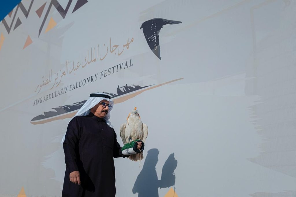 مهرجان الملك عبدالعزيز للصقور 2025 يدعو مُلاك السيارات والدراجات النارية للمشاركة