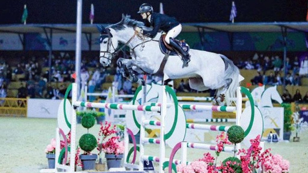 193 فارسًا وفارسة يتنافسون في الأسبوع الأخير من بطولة قفز السعودية