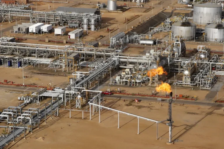 كيف يخطط «المثلث الأميركي المرعب» لإعادة هيكلة نفط فنزويلا؟