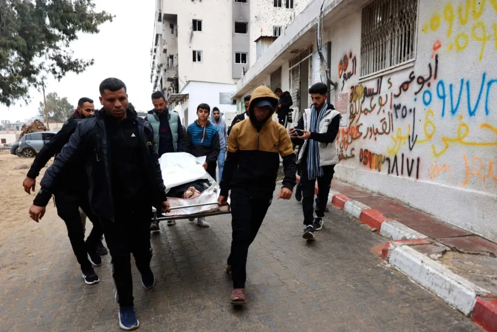 غزيون بمستشفى ناصر يخشون حرمانهم من رعاية «أطباء بلا حدود»