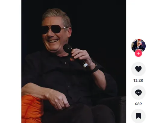 من دافوس إلى لندن… ستارمر يمازح ماكرون بنظارة شمسية على المسرح